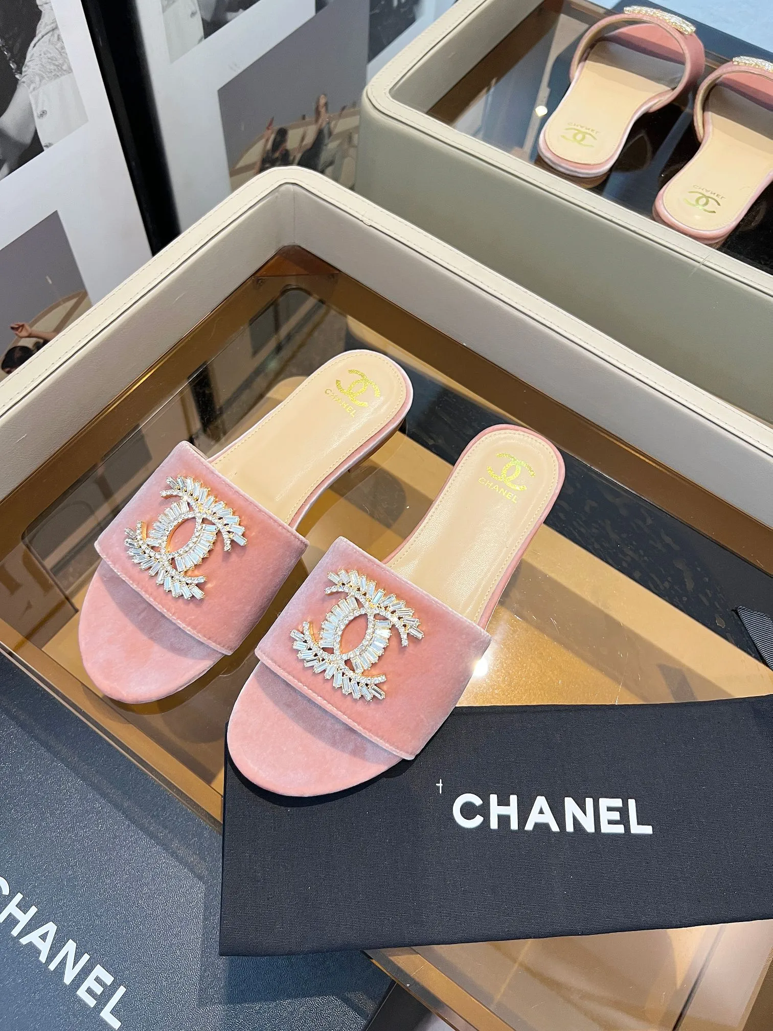 👟👟Ex-factory price 420👟👟 Genuine leather bottom +40 🎉🎉🎉Chanel Xiaoxiang C family sandals series official website synchronization, classic and elegant, casual wear 🌹🌹🌹🌹Original logo ~ Made of imported cowhide and C family custom fabrics, a variety of colors for the goddess to choose from! ❤️❤️❤️❤️ Code number: 36~40 (customized 35, 41, 42, 43, 44 are not returnable or exchangeable): Rubber leather sole +40